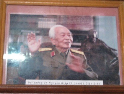 Bức ảnh Đại tướng Võ Nguyên Giáp kể chuyện Điện Biên