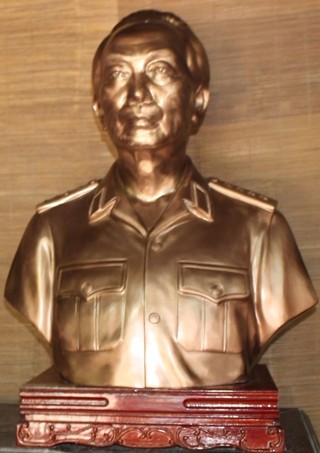 Bức tượng chân dung bằng đồng của Đại tướng Võ Nguyên Giáp