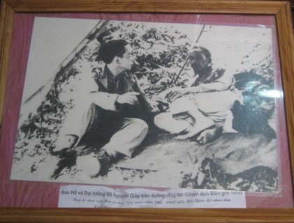 Những bức ảnh của Đại tướng Võ Nguyên Giáp đang bàn việc nước với Chủ tịch Hồ Chí Minh được đặt nơi trang trọng trong nhà lưu niệm