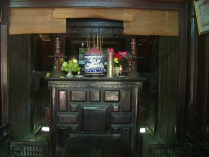 Chiếc bàn thờ tổ tiên trong ngôi nhà gỗ nhỏ