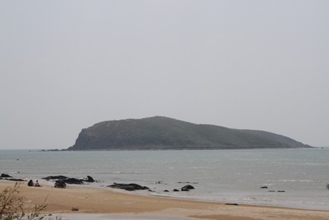 Đảo Chùa - Hang Yến nằm trong khu vực Vũng Chùa và cách bờ khoảng 1km