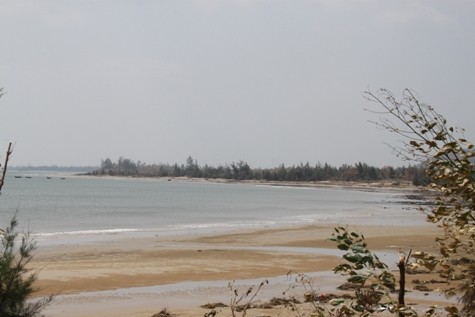 Bờ biển Vũng Chùa còn khá hoang sơ và yên bình gần Đèo Ngang ở phía bắc tỉnh Quảng Bình