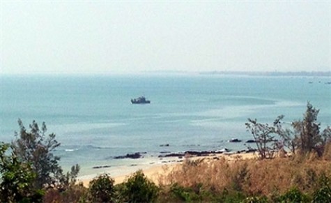 Tàu tuần tiễu của Bộ đội biên phòng Quảng Bình bảo vệ khu vực Vũng Chùa - Đảo Yến.