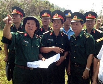 Trung tướng Nguyễn Quốc Khánh kiểm tra thực địa vị trí an táng.