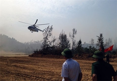 Máy bay trực thăng chở Đoàn công tác của Bộ Quốc phòng đến Vũng Chùa - Đảo Yến.