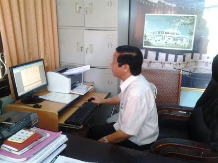 Thạc sĩ Hoàng Thanh Cảnh - Hiệu trưởng Trường THPT chuyên Quảng Bình đang tìm lại những tư liệu về Đại tướng Võ Nguyên Giáp đang trong những lần về thăm quê