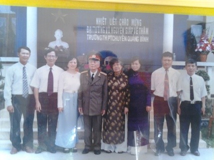 Ảnh Đại tướng Võ Nguyên Giáp chụp với giáo viên của Trường THPT Chuyên Quảng Bình trong lần về thăm trường năm 2002