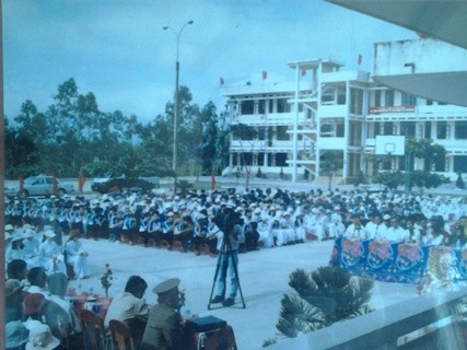Ảnh Đại tướng Võ Nguyên Giáp giao lưu với giáo viên, học sinh Trường THPT Chuyên Quảng Bình trong lần về thăm trường năm 2002