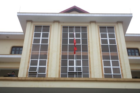 Từ sáng ngày 11/10 nhiều cơ quan công sở tại tỉnh Quảng Bình đã treo cờ rủ Quốc tang Đại tướng Võ Nguyên Giáp