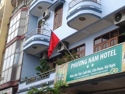 Các cơ sở kinh doanh tại Quảng Bình cũng đã buông cờ rủ từ sáng ngày 11/10