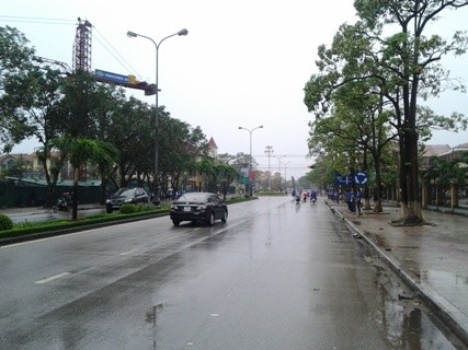 Từ 5 giờ sáng nay (12/10), các tình nguyện viên đã đội mưa tại dọc đường phố Đồng Hới để dẫn các đoàn vào viếng Đại tướng Võ Nguyên Giáp tại UBND tỉnh Quảng Bình.