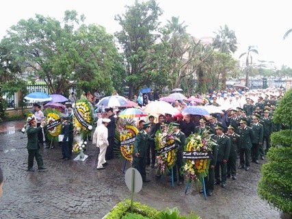 Các ban ngành, người dân... xếp hàng dưới mưa chờ đợi đến thời khắc được vào tiễn đưa Đại tướng tại UBND tỉnh Quảng Bình.