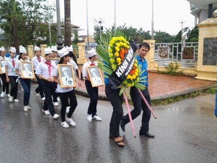 Một đoàn học sinh đội mưa đến viếng Đại tướng Võ Nguyên Giáp.