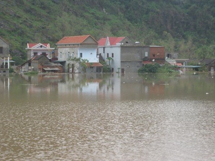 Lũ lụt làm nhiều vùng dân cư ở Quảng Bình bị chi cắt.