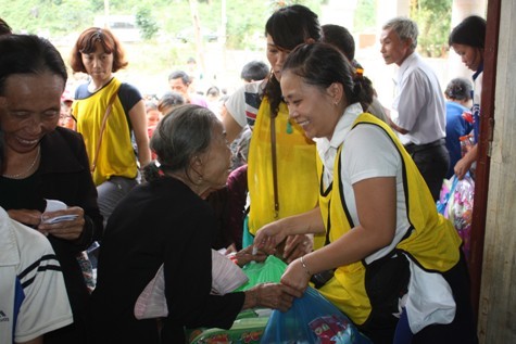 Đại diện đoàn cứu trợ trao quà cho một cụ già tại xã Phúc Trạch, huyện Bố Trạch, Quảng Bình
