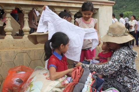 Niềm vui của những đứa trẻ Phúc Trạch được nhận quần áo mới, quà từ đoàn cứu trợ