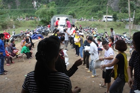 Đoàn cứu trợ chuyển hàng cứu trợ xuống nơi tập kết để trao cho người dân