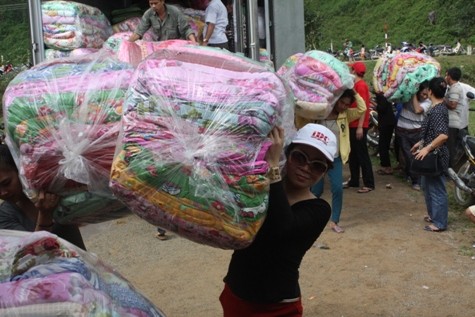 Mặc dù vừa trải qua quãng đường hàng trăm km từ Hà Nội vào đến Quảng Bình nhưng những người trong đoàn cứu trợ vẫn hăng hái bốc hàng xuống khỏi xe để nhanh chóng trao cho người dân vùng lũ