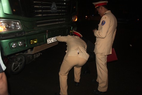 Lực lượng CSGT đang kiểm tra hiện trường vụ tai nạn