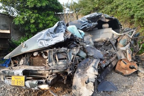 Chiếc xe BKS Lào nát vụn sau vụ tai nạn