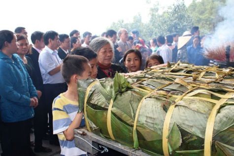 Cặp bánh chưng khổng lồ nặng 700kg đã được dâng lên mộ bà Hoàng Thị Loan thân mẫu Hồ Chí Minh vào sáng ngày mùng 6 tết