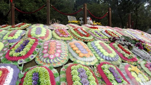 Những vòng hoa tôn kính của nhân dân luôn thắp tươi trên khuôn viên mộ Đại tướng. (Ảnh: Vietnamnet)