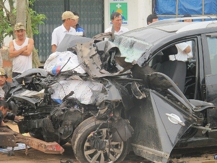 Vụ tai nạn làm chiếc xe con nát vụn khiến 3 người trong một gia đình tử vong tại chỗ
