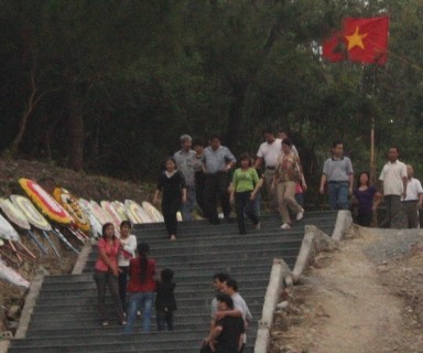 Trong vòng 6 ngày tết Nguyên Đán đã có hơn 40.000 lượt khách đến viếng mộ Đại tướng Võ Nguyên Giáp tại Vũng Chùa