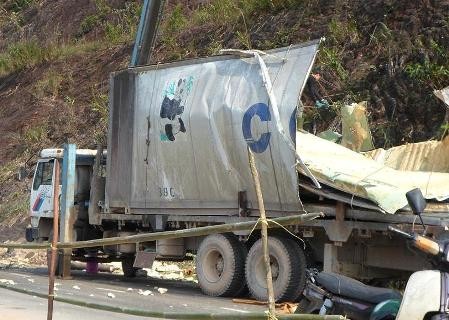 Chiếc xe containe chỏ nhãn bị dân hôi của khi rơi xuống vực chiếc thùng chở hàng bị vỡ tan