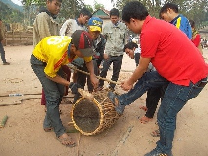 Chiếc trống bằng da Sơn Dương là thứ quan trọng nhất trong lễ hội này của người Ma Coong được thanh niên trai tráng trong làng chuẩn bị từ trước đó