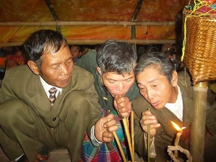 Già làng, trưởng bản và những vị chức sắc của người Ma Coong trong làng uống rượu khai hội