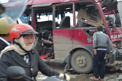Chiếc xe khách biến dạng hoàn toàn sau vụ nổ.