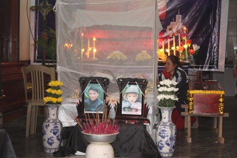 Hình ảnh chiếc bàn thờ của hai bố con nạn nhân Năng khiến ai nhìn thấy cũng xót xa