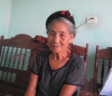 Mẹ Linh (mẹ liệt sỹ Hồ Văn Nuôi) đau đớn khi kể về chuyện người chồng của mình xót con hy sinh nơi đảo xa mà sinh bệnh