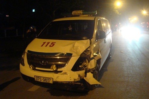 Trên đường đi cấp cứu bệnh nhân khác chiếc xe cấp cứu này đã gây họa