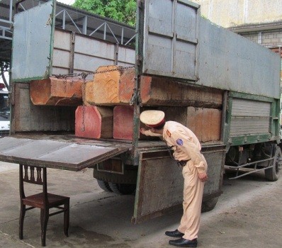 Khoảng 5 khối gỗ không có giấy tờ hợp pháp bị Phòng CSGT, Công an tỉnh Quảng Bình phát hiện, bắt giữ sáng ngày 4/4
