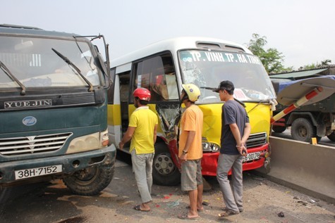 Hiện trường vụ tai nạn giữa xe khách và xe tải tại huyện Thạch Hà.