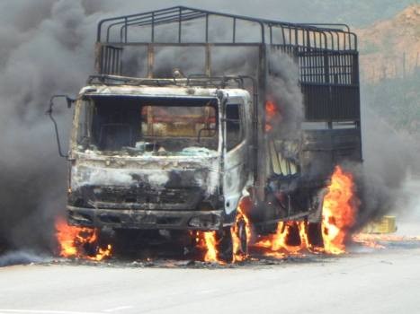 Vụ cháy đã thiêu rụi hoàn toàn chiếc xe tải