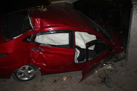 Vụ tai nạn làm chiếc xe bị hư hỏng nặng và 5 người trên xe bị thương