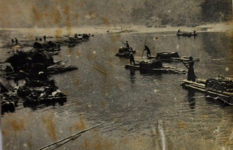 Thuyền, bè đang tập kết chuyển hàng bằng đường sông lên phục vụ cho chiến dịch Điện Biên Phủ ( ảnh tư liệu)