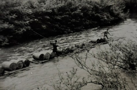 Thuyền bè chờ xăng, dầu lên phục vụ cho chiến dịch Điện Biên Phủ bằng đường sông (ảnh tư liệu)