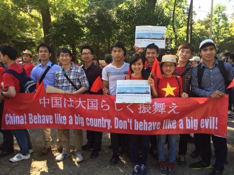 Chiều ngày 11/5 hơn 1000 người Viêt Nam đang học và làm việc tại Nhật Bản đã xuống đường phố Tokyo phản đối hành động đưa giàn khoan HD981 của Trung Quốc vào khu vực biển Đông của Việt Nam (ảnh Văn Việt)