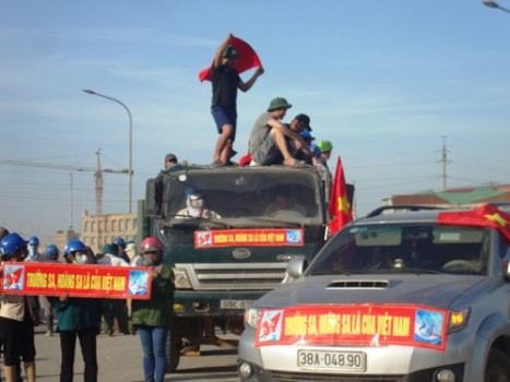Trước đó, vào ngày 14/5 có khoảng 1000 công nhân đã tập trung tuần hành hòa bình tại cảng Vũng Áng phản đối việc Trung Quốc đưa giàn khoan 981 xâm phạm Biển Đông Việt Nam (ảnh XB)