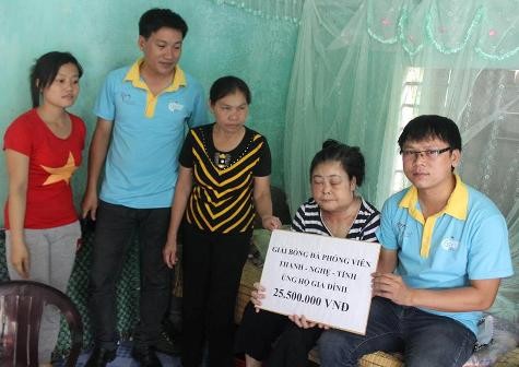 Đại diện Câu lạc bộ Báo chí Nghệ An trao số tiền ủng hộ 25.500.000 đồng đến gia đình trung úy Phạm Khả Đăng