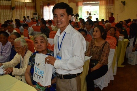 Đại diện Nhà máy sữa TH và Ngân hàng TMCP Bắc Á trao quà cho các thân nhân liệt sĩ tỉnh Nghệ An