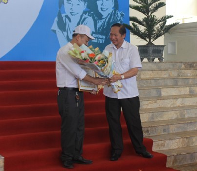 Trương Minh Tuấn - Thứ trưởng Bộ Thông tin và truyền thông trao giải nhất cho đại diện đoàn Hà Tĩnh trong cuộc thi xe tuyên truyền phòng, chống ma túy năm 2014