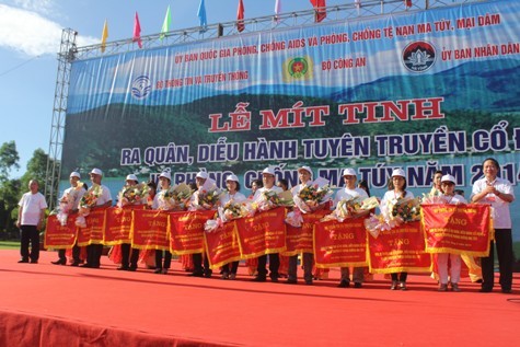 Ông Trương Minh Tuấn - Thứ trưởng Bộ Thông tin và truyền thông và Đại diện Uỷ ban Quốc gia phòng, chống AIDS và phòng, chống tệ nạn ma tuý, mại dâm trao cờ lưu niệm cho các đơn vị tham gia buổi lễ