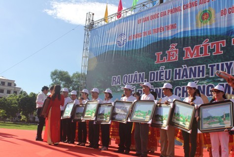 Đại diện tỉnh Hà Tĩnh trao quà lưu niệm cho các đoàn tham gia buổi lễ ra quân tháng phòng, chống ma túy