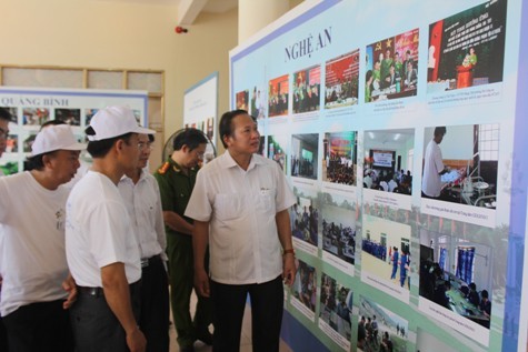 Trương Minh Tuấn - Thứ trưởng Bộ Thông tin và truyền thông tham quan khu vực triển lãm ảnh của các đoàn tham gia