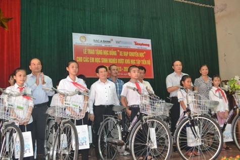 Đai diện Ngân hàng Bắc Á, Tập đoàn TH True MILK và lãnh đạo tỉnh Nghệ An trao quà cho các em học sinh nghèo vượt khó